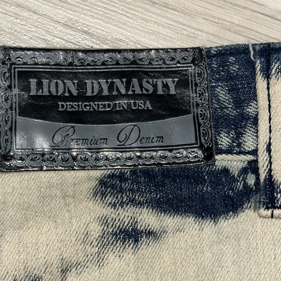 Lion Dynasty Men’s Destroyed Bleached & Ripped Denim shorts Sz 46 Slim - Picture 7 of 9